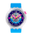 Armbanduhr mit blauem Silikonarmband und rundem Gehäuse, buntes Zifferblatt.