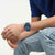 Herren-Swatch Uhr am Handgelenk, dunkelblaues Zifferblatt mit Leuchtzeigern und Datum