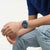 Herren-Swatch Uhr am Handgelenk mit blauem Silikonarmband, Leuchtziffern und Datum
