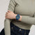 Herren-Swatch Uhr am Handgelenk mit blauem Armband, Leuchtziffern und Datumsanzeige