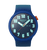 Herren-Swatch Uhr frontal, dunkelblaues Zifferblatt, Leuchtzeiger und Datumsanzeige
