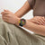 Swatch Armbanduhr auf dem Handgelenk mit schwarzem Band und mehrfarbigem Chronograph