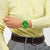 Swatch Big Bold Herren-Armbanduhr am Handgelenk, grün mit auffälligen Zeigern auf schwarzem Zifferblatt