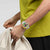 Damen-Armbanduhr am Handgelenk, transparentes weißes Band, buntes Zifferblatt
