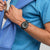 Swatch Herrenuhr am Handgelenk: schwarz, großes Zifferblatt, dunkles Armband