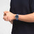 Armbanduhr am Handgelenk: blaues Silikonarmband, Edelstahlgehäuse und blaues Zifferblatt