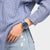 Armbanduhr am Handgelenk: blaues Silikonarmband, Edelstahlgehäuse, blaues Zifferblatt