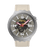 Runde Swatch-Uhr mit grauem Edelstahlgehäuse, beigem Textilarmband und Leuchtzeigern