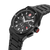 Herren-Armbanduhr mit Chronograph, seitliche Ansicht mit Krone und Drückern, schwarz