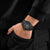 Herren-Armbanduhr am Handgelenk, schwarzes Zifferblatt mit Chronograph-Anzeigen