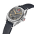 Herrenarmbanduhr im Schrägblick: dunkles Zifferblatt, Lederband, geriffelter Rahmen, Datum