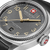 Nahaufnahme Zifferblatt Swiss Military Hanowa mit Datumsfenster und silbernem Gehäuse