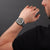 Herrenarmbanduhr mit schwarzem Zifferblatt, Lederband, Datum am Handgelenk