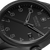 Großaufnahme Herrenarmbanduhr: schwarzes Zifferblatt, Zeiger, Ziffern und Datumsfenster 28