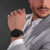Herrenarmbanduhr am Handgelenk, schwarzes Zifferblatt an schwarzem Metallarmband