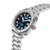 Herrenuhr im 3/4-Profil mit silbernem Metallarmband und blauem Zifferblatt