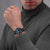 Herrenuhr mit schwarzem Armband und blauem Zifferblatt, Datumsanzeige bei 4 Uhr