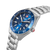 Herrenarmbanduhr blaues Zifferblatt in Schrägsicht, Metallarmband mit Gehäuse-Details