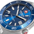 Detailaufnahme Herrenarmbanduhr: blaues Zifferblatt, Indexe, Zeiger und Datumsfenster