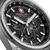 Detailansicht Chronographen: schwarzes Zifferblatt mit Subdials, Tachymeter-Skala