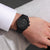Herren-Chronograph Armbanduhr am Handgelenk, schwarzes Zifferblatt, schwarzes Armband