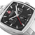 Herren-Chronograph-Detail: schwarzes Zifferblatt mit Registern und roter Sekundenhand