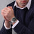 Herren-Chronograph am Handgelenk mit schwarzem Zifferblatt und silberfarbenem Metallarmband