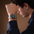Herren-Chronograph am Handgelenk mit schwarzem Zifferblatt und silbernem Edelstahlarmband