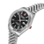 Herrenuhr im Close-up: silbernes Edelstahlgehäuse, schwarzes Zifferblatt mit Datumsanzeige 8