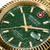 Nahaufnahme: grünes Zifferblatt mit goldenen Zeigern, Ziffern und Swiss-Military-Emblem