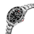 Herrenarmbanduhr schrägansicht mit schwarzem Zifferblatt, silbernem Metallband und Krone