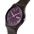 Dunkelbraune Armbanduhr mit violettem Zifferblatt, weißen Zeigern und „FRI 28“