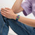 Swatch Armbanduhr am Handgelenk mit blauem Riemen und grünem Zifferblatt