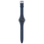Dunkelblaue Swatch-Armbanduhr mit langem Armband und rundem Zifferblatt mit Datumsanzeige