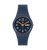 Runde Swatch-Armbanduhr mit dunkelblauem Silikonarmband, orange Zeigern und Datumsanzeige