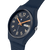 Dunkelblaue Armbanduhr mit rundem Gehäuse, strukturierter Lünette und Datumsfenster „FRI 28“