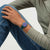 Swatch Armbanduhr an der Hand, dunkelgrünem Armband, blaues Zifferblatt, Datum „FRI 28“