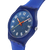 Blaue Damenuhr mit blau gestreiftem Zifferblatt, Indexen und orangefarbenen Zeigern