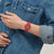 Swatch Damenuhr am Handgelenk, rotes Herzarmband und rotes Zifferblatt mit goldenen Zeigern