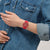 Swatch Damenuhr am Handgelenk mit rotem Herzarmband und Herzmuster-Zifferblatt