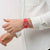 Swatch Damenuhr am Handgelenk mit rotem Herzarmband und rundem Zifferblatt mit Herzen