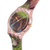 Damenuhr seitlich mit rosafarbenem Gehäuse und farbigem, gemustertem Armband