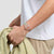 Analoge Swatch-Armbanduhr am Handgelenk mit transparentem Gehäuse und buntem Zifferblatt