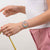 Swatch Armbanduhr mit rundem Ziffernblatt und buntem, transparentem Kunststoffarmband
