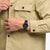 Schwarze Swatch Herrenarmbanduhr am Handgelenk, schwarze Lünette und „FRI 28“