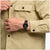 Schwarze Swatch Herrenarmbanduhr am Handgelenk mit weißen Indexen und „FRI 28“