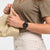 Schwarze Swatch Herrenarmbanduhr am Handgelenk mit weißen Zeigern und „FRI 28“