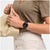 Schwarze Swatch Herrenarmbanduhr am Handgelenk, weiße Zeiger und „FRI 28“