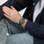Swatch Armbanduhr am Handgelenk: grünes Zifferblatt mit Muster, Kunststoffarmband