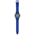 Swatch Armbanduhr mit blauem Armband und rundem blauem Zifferblatt, gelbe Leuchtindizes.